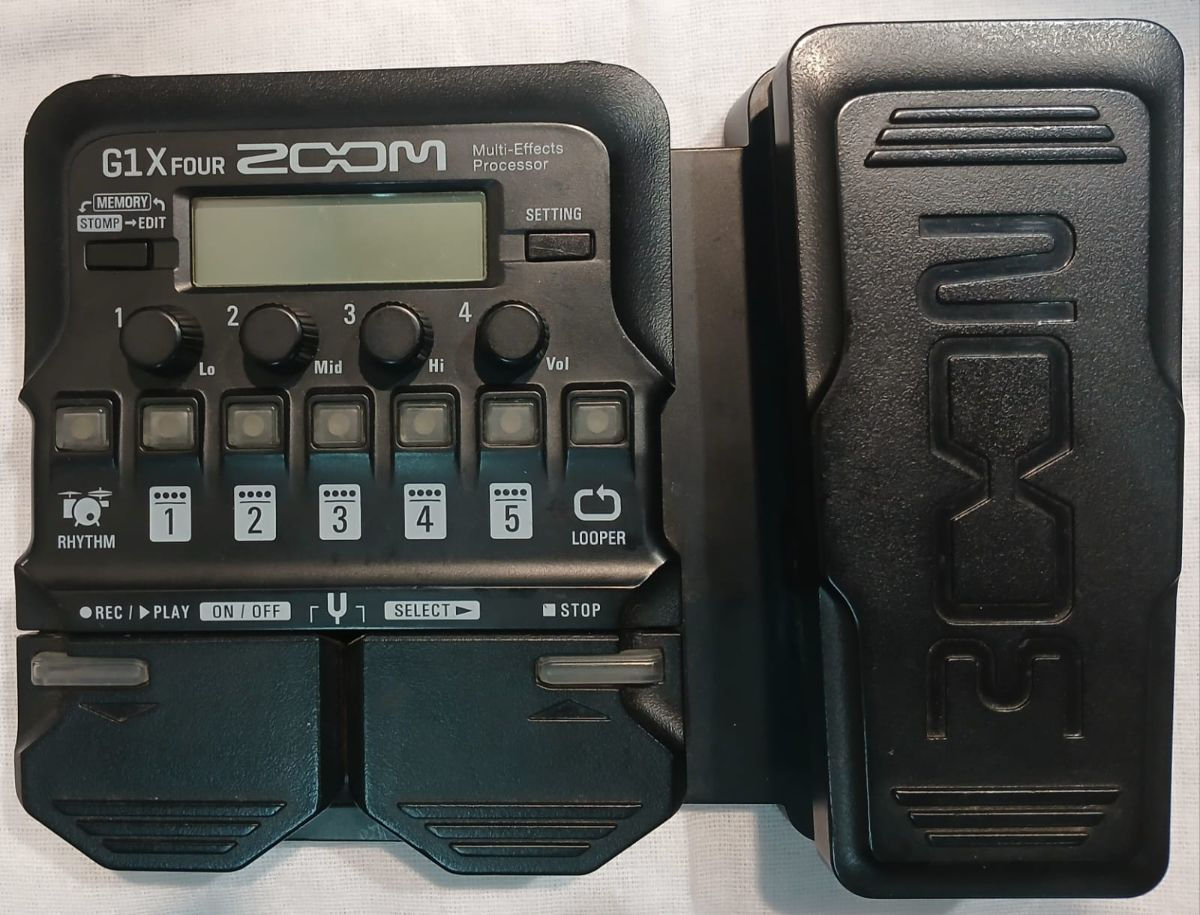 Pedaleira Usada Zoom G1XFOUR Multi-Efeitos e Expressão MB