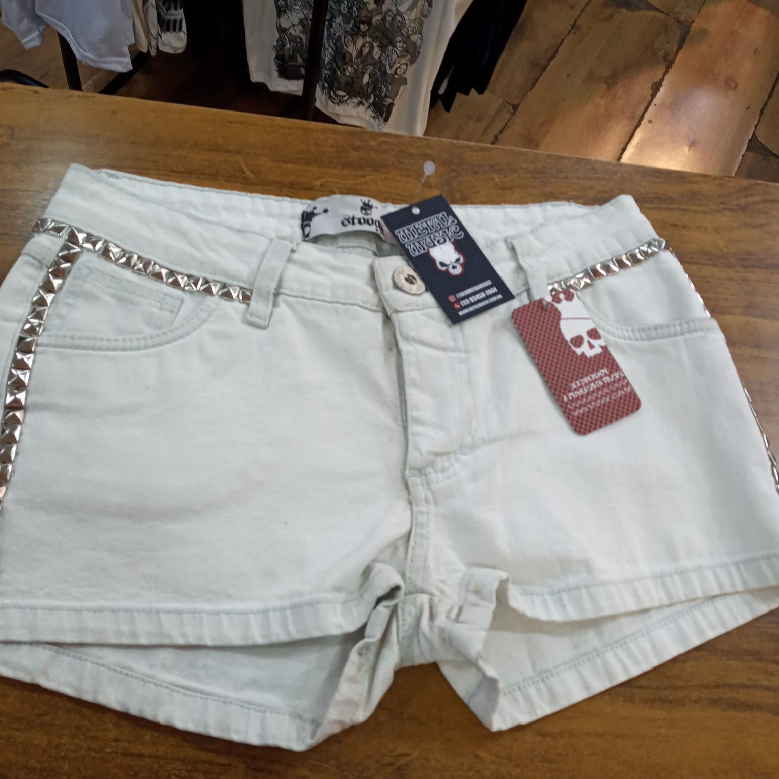 Short Stooge Azul Claro com Rebites Ponta de Estoque SRT09