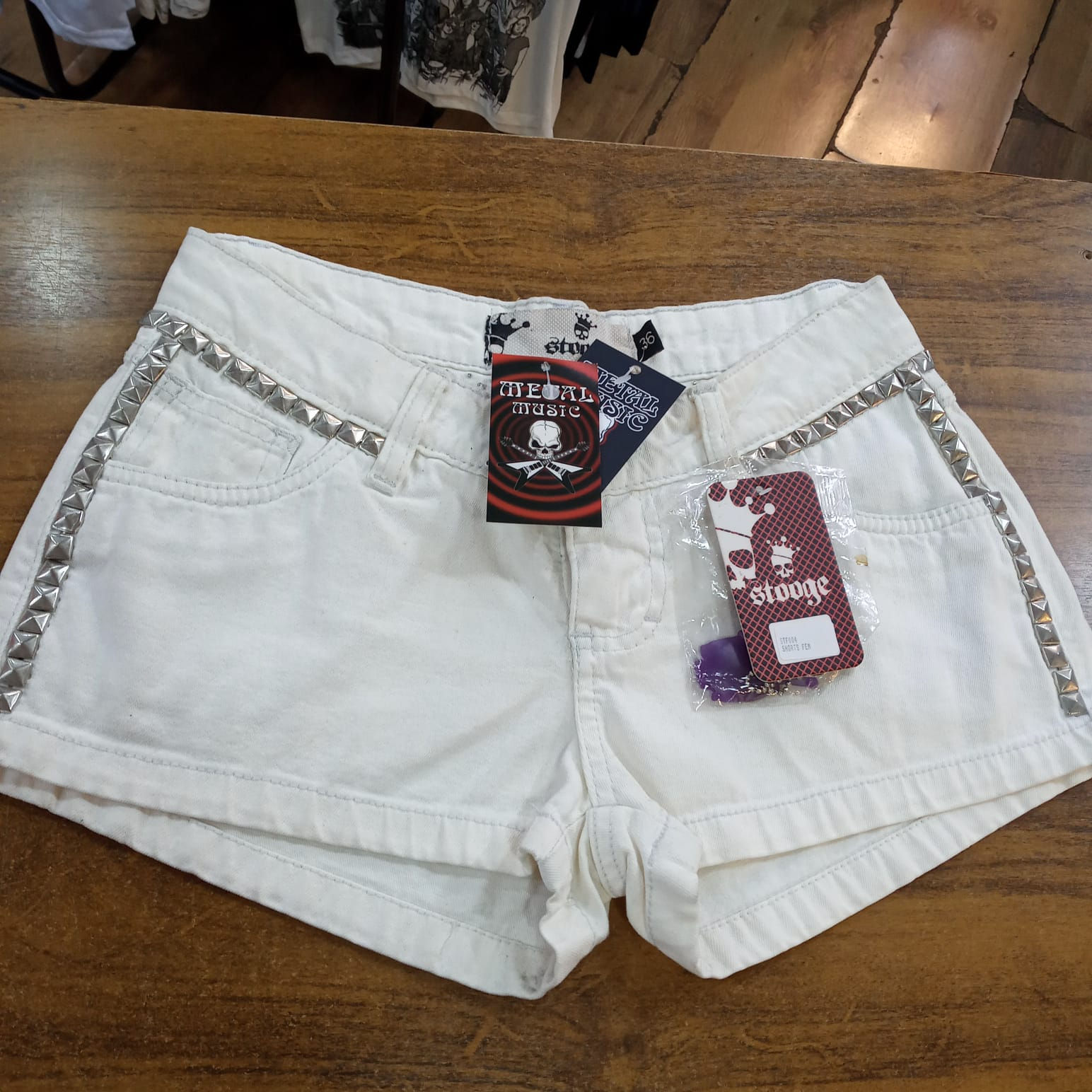 Short Stooge Branco com Rebites Ponta de Estoque SHRT06