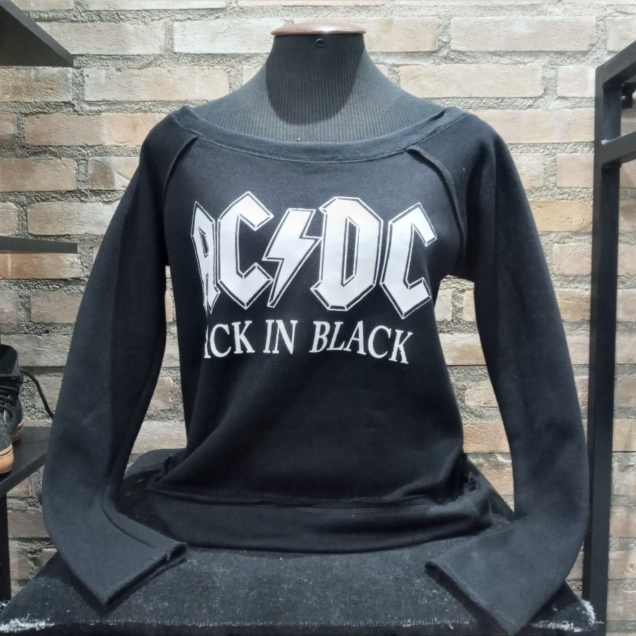 Blusa Feminina AC/DC Back in Black Canoa Moletom MLADBIB01
