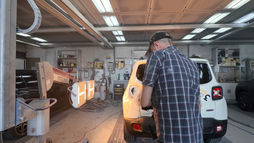 📌 Ieri alla carrozzeria Tasso e oggi alla Millemiglia siamo riusciti a rifare entrambe le fiancate. Oggi in particolare l'intervento è stato problematico per un danno alla nervatura della sagoma anteriore della fiancata. 📌 Pochissimo stucco in questi due interventi, tanta professionalità , e la preparazione ideale per poter permettere alla fine del viaggio la verniciatura migliore.