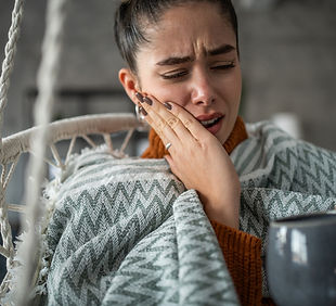 Mujer con dolor dental