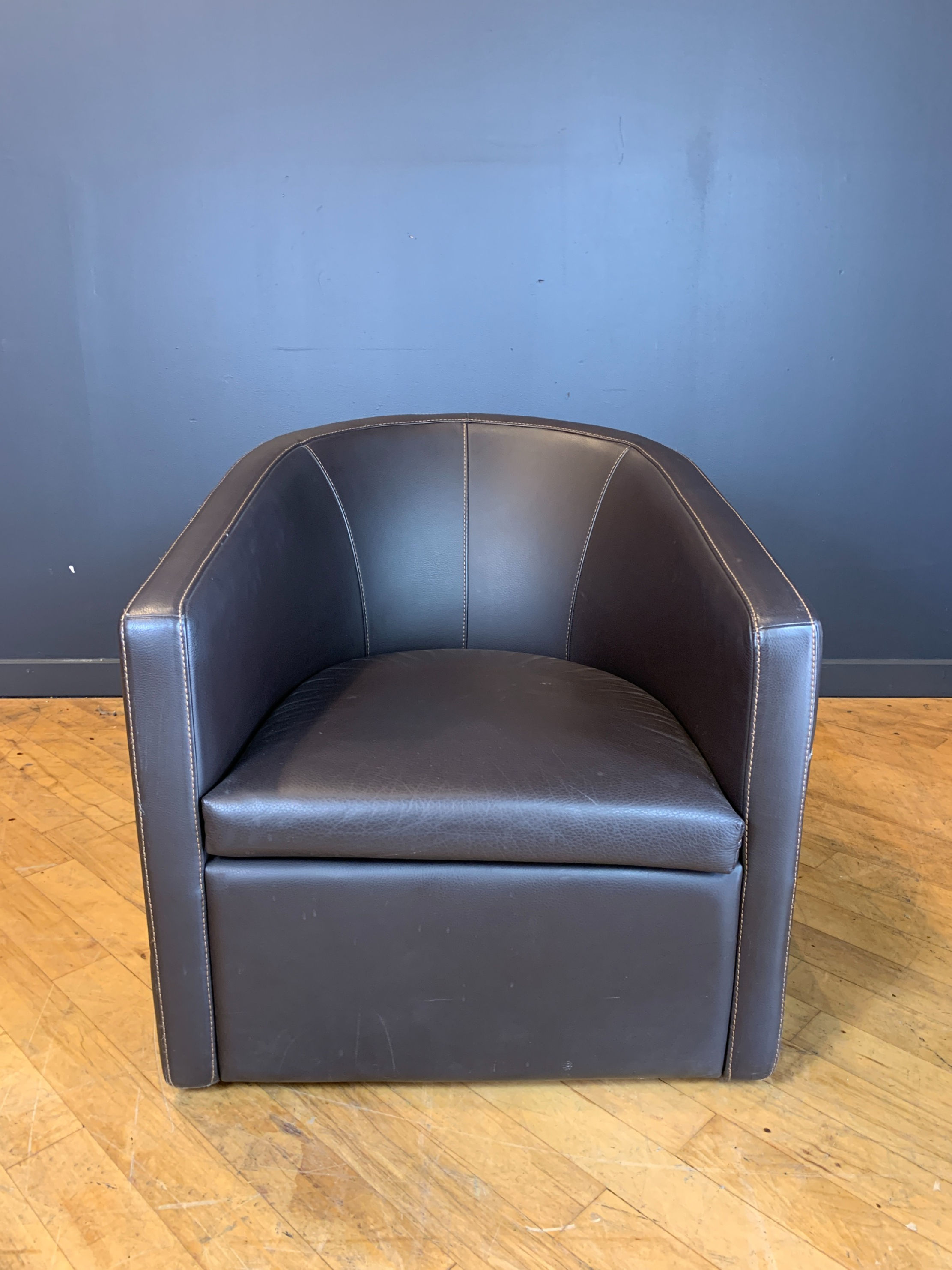 Gamma Leather Swivel Lounge Chair