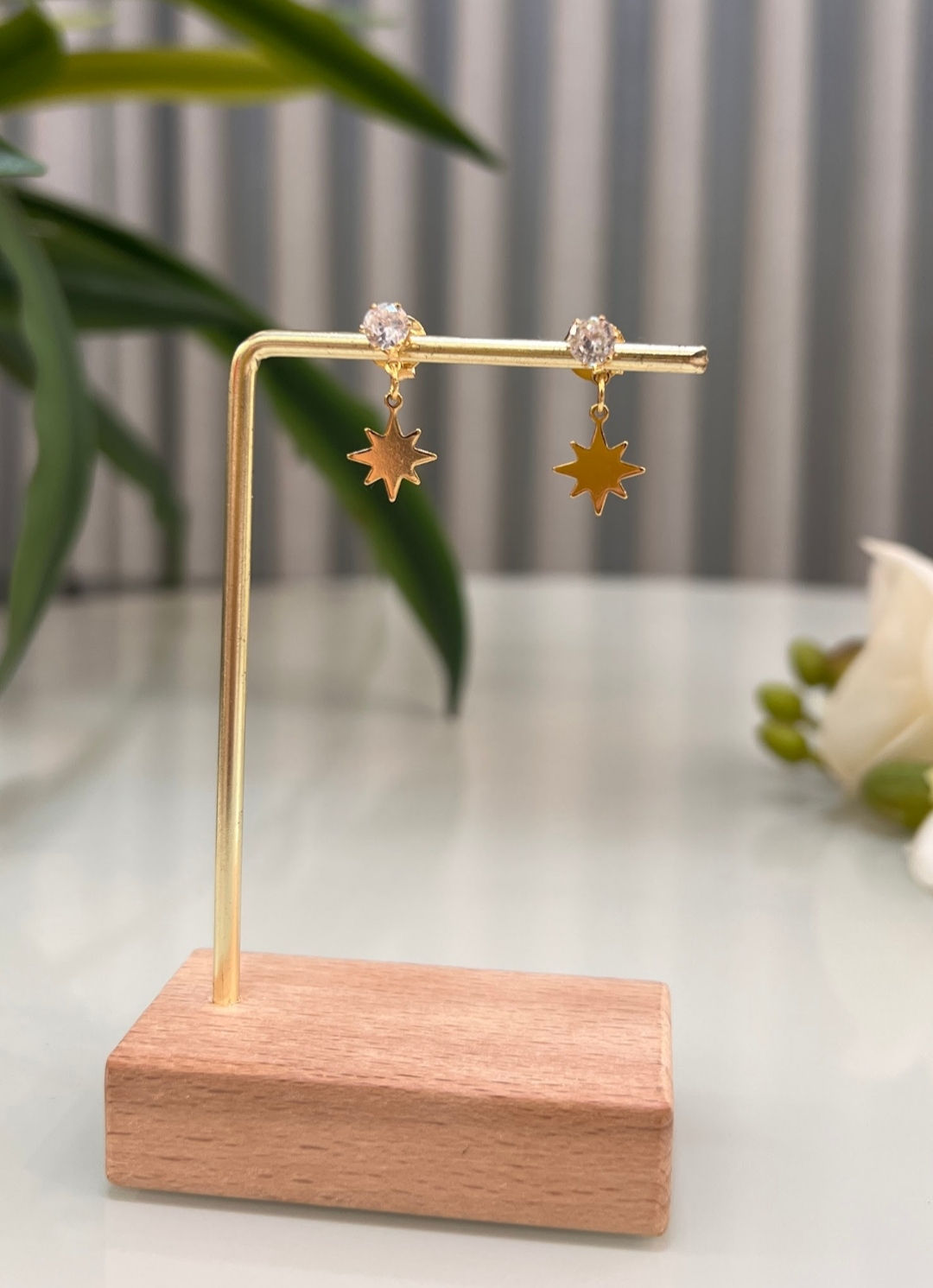 Brinco estrela 8 pontas com ponto de luz