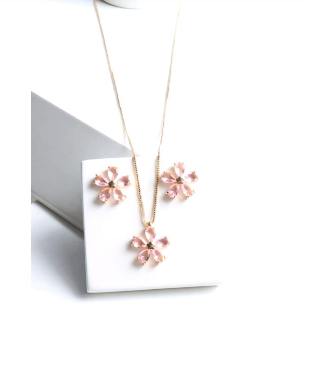 Conjunto flor de zircônias rosa.