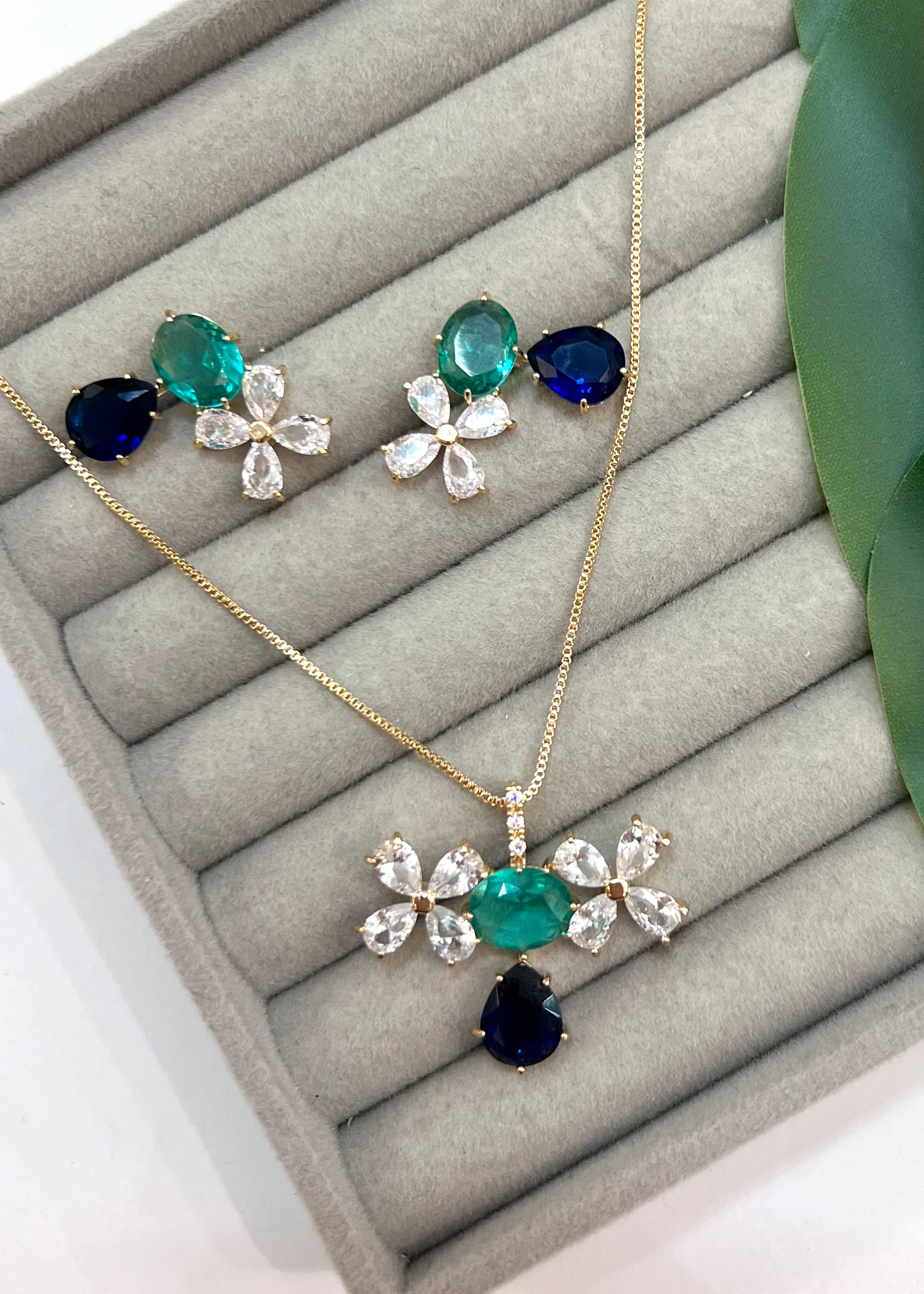 Conjunto de zircônias esmeralda, marinho e cristal