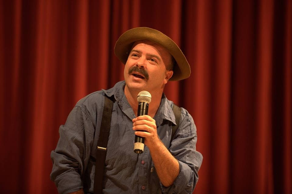 Humorista Paulinho Mixaria se apresenta no Teatro Positivo
