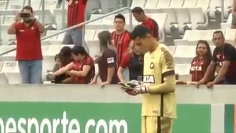 Goleiro do Atlético é punido por uso de celular em campo