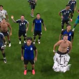 Argentina provoca Inglaterra com faixa proibida pela Fifa