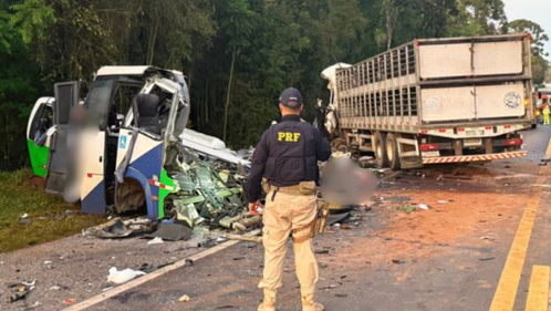 Acidente entre caminhão e com ônibus de pacientes deixa 23 mortos