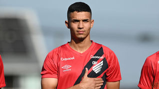 Zagueiro do Athletico, Arthur Dias entra na mira do Tottenham