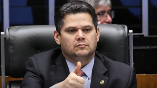 Alcolumbre sugere “melhorar” 6x1 e quer passar PEC por comissões