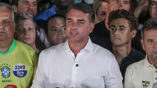Nos EUA, Flávio Bolsonaro afirma que vai liderar a oposição