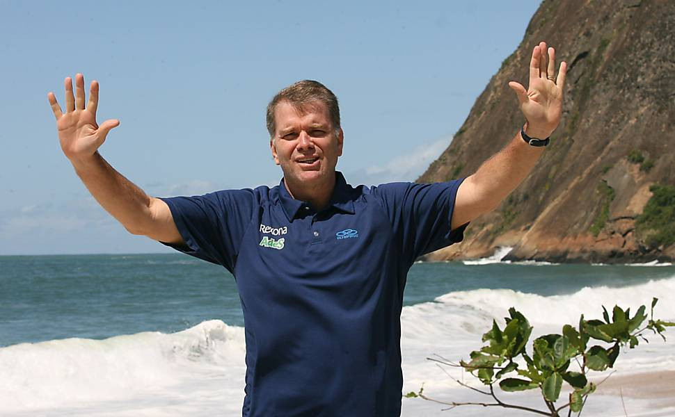 Bernardinho lança em Curitiba primeira quadra de vôlei móvel