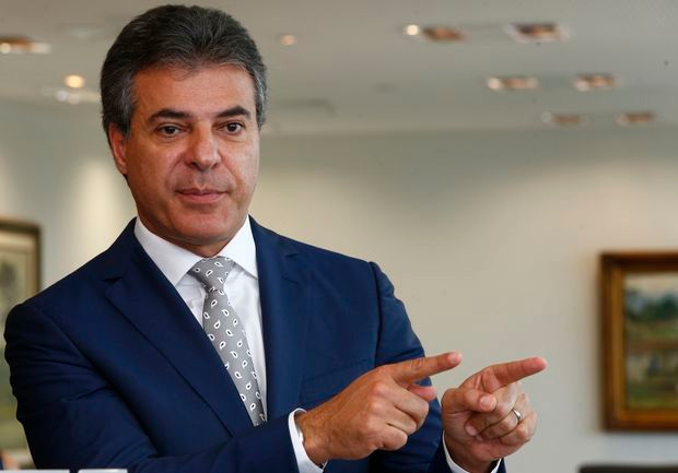 Juiz bloqueia R$ 37 milhões em bens de Beto Richa e outros 12