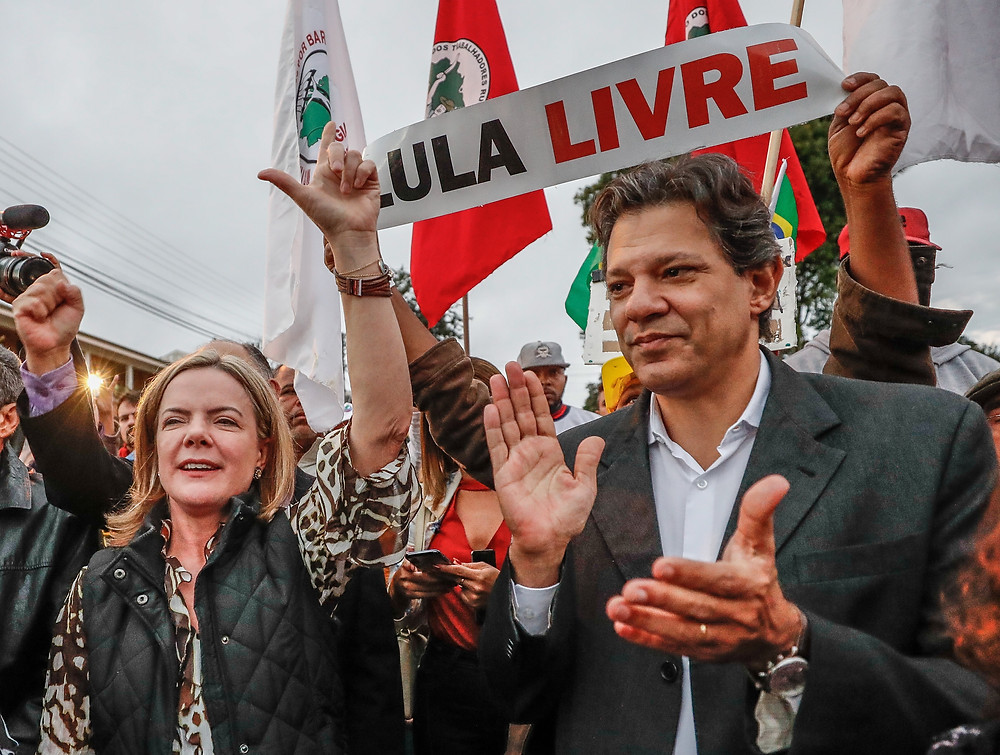 Haddad e Manuela fazem caminhada por Lula em Curitiba