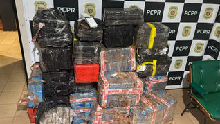 Polícia encontra 734 kg de maconha em carreta que quase bateu em viatura policial