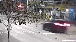 Imagens revelam motorista avançando sinal vermelho antes de atingir moto no Batel