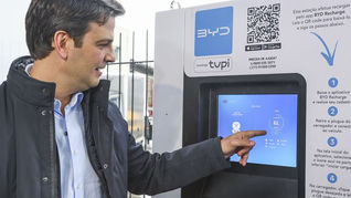Eduardo Pimentel inaugura primeiro eletroposto público de Curitiba 