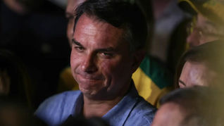 Fuga e carta golpista ampliam isolamento de Flávio Bolsonaro