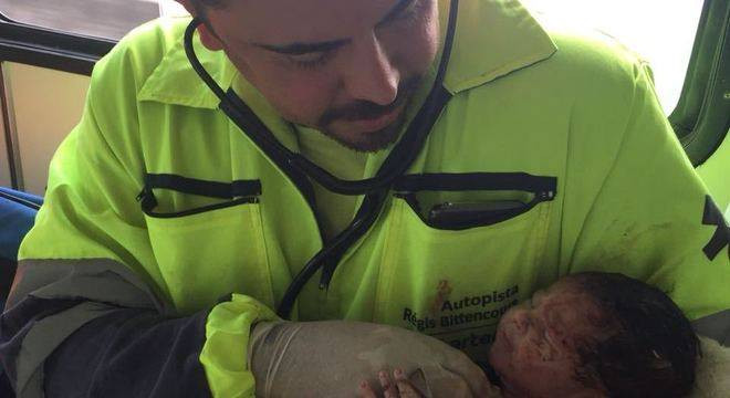 Bebê que nasceu em acidante volta a São José dos Pinhais