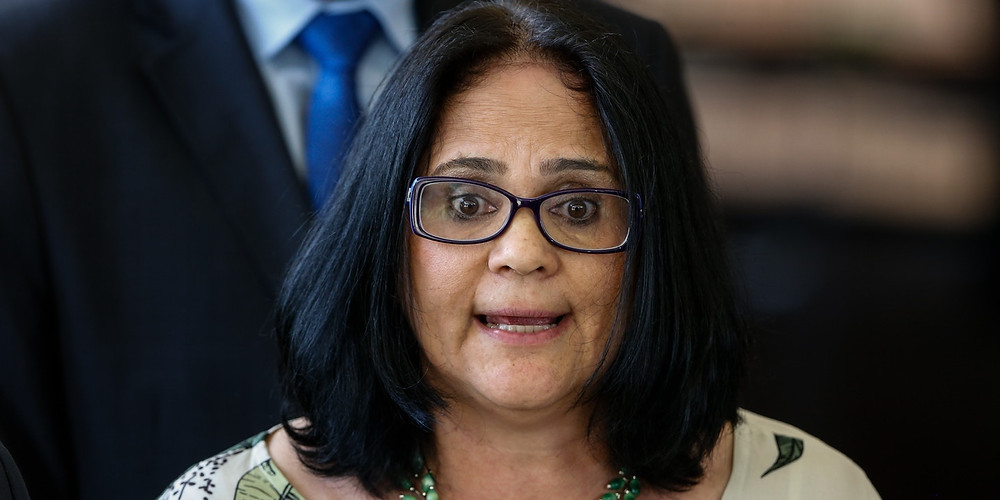 Ministra Damares Alves volta a dar declaração patética