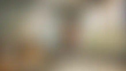 Chiropractor talking to his patient in Cardiff