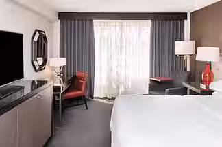 indsc-king-guestroom-4338-hor-wide.avif