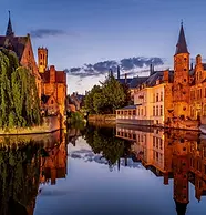 batiment-brique-et-canal-de-bruges-de-nuit.webp