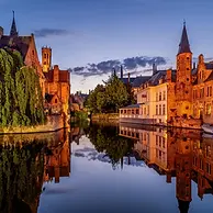 batiment-brique-et-canal-de-bruges-de-nuit.webp