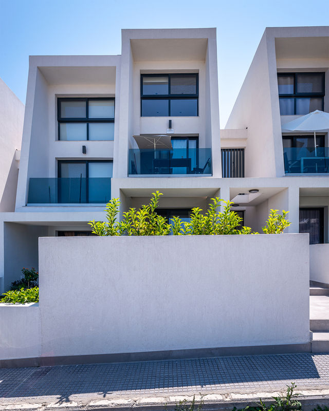 800_3748 post web.jpg