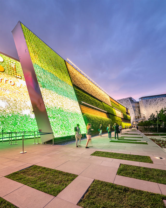 DSC7947 post web.jpg