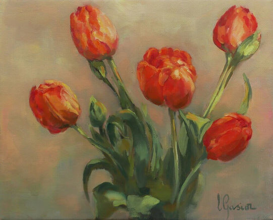 Peinture figurative : bouquet de tulipes orange et rouges sur tiges vertes, fleurs en gros plan sur fond doux et lumineux 