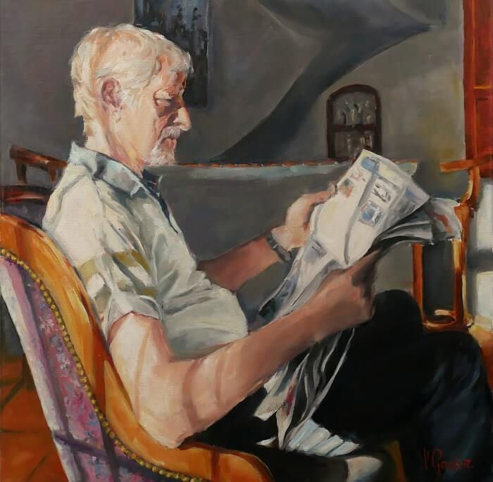 Peinture figurative : homme aux cheveux blancs assis dans un fauteuil lisant un journal, scène d’intérieur, lumière latérale, tons chauds et gris, ambiance calme.