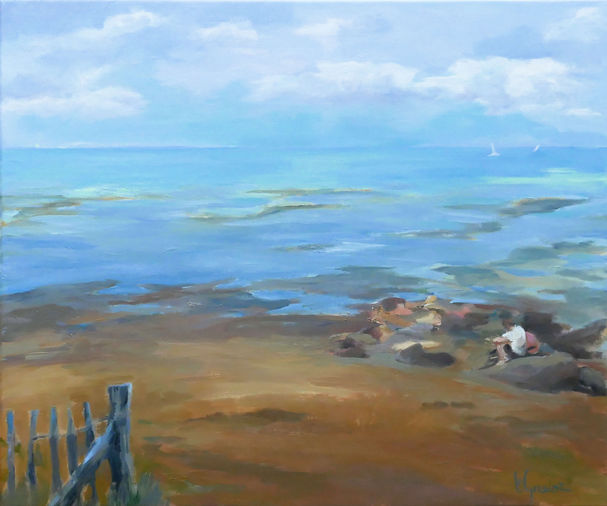 Peinture à l'huile représentant une personne assise sur des rochers face à la mer et à un estran à marée basse, avec des voiliers à l'horizon et une clôture en bois au premier plan.