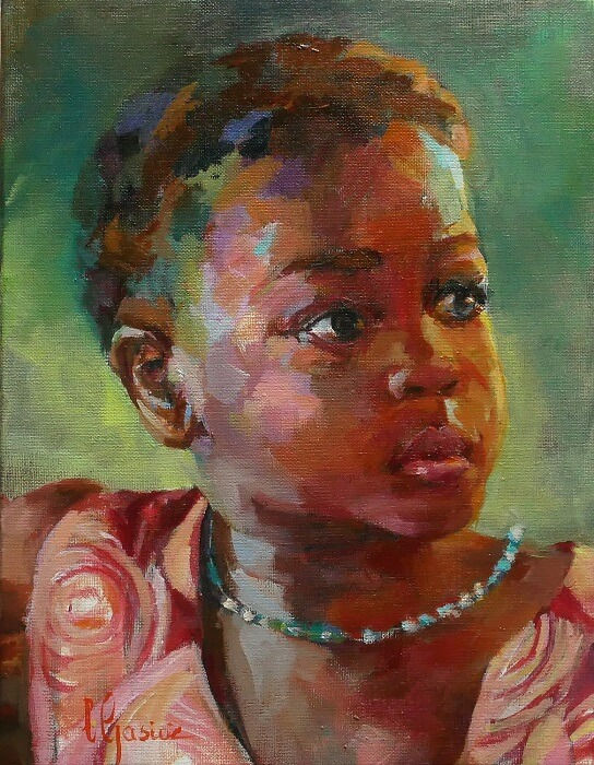 Portrait peint : jeune fille de trois-quarts, lumière chaude, touches colorées sur le visage, collier de perles, fond vert doux, style figuratif contemporain.