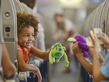 Guia de viagem com crianças: o que levar para entreter no carro, avião ou restaurante