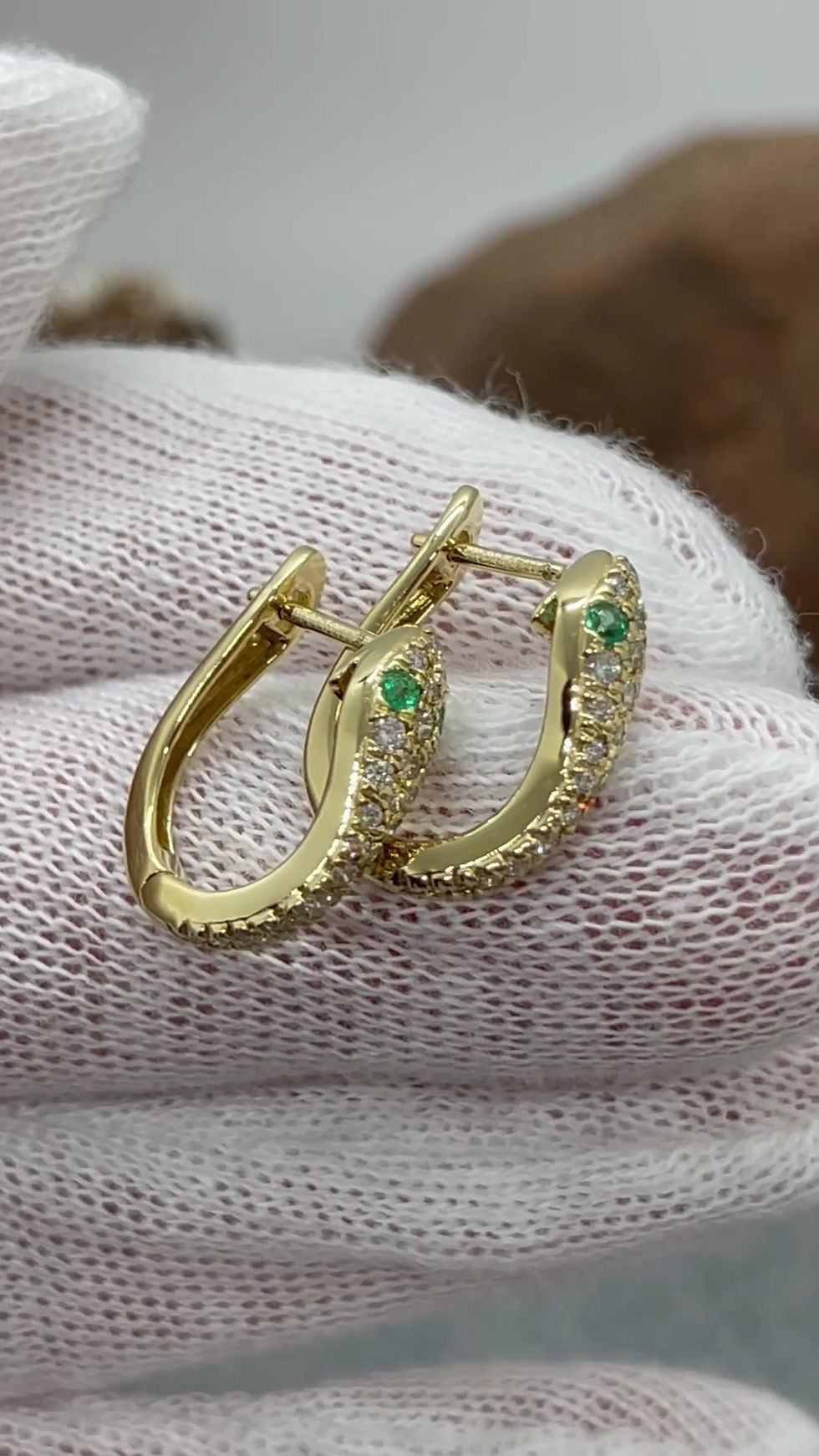 Thumbnail: 18KY Cobra Diamond Emerald huggie hoop earring