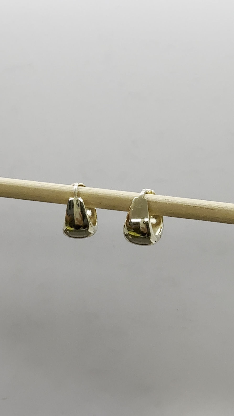 Thumbnail: 14KY Teardrop huggie hoop earrings