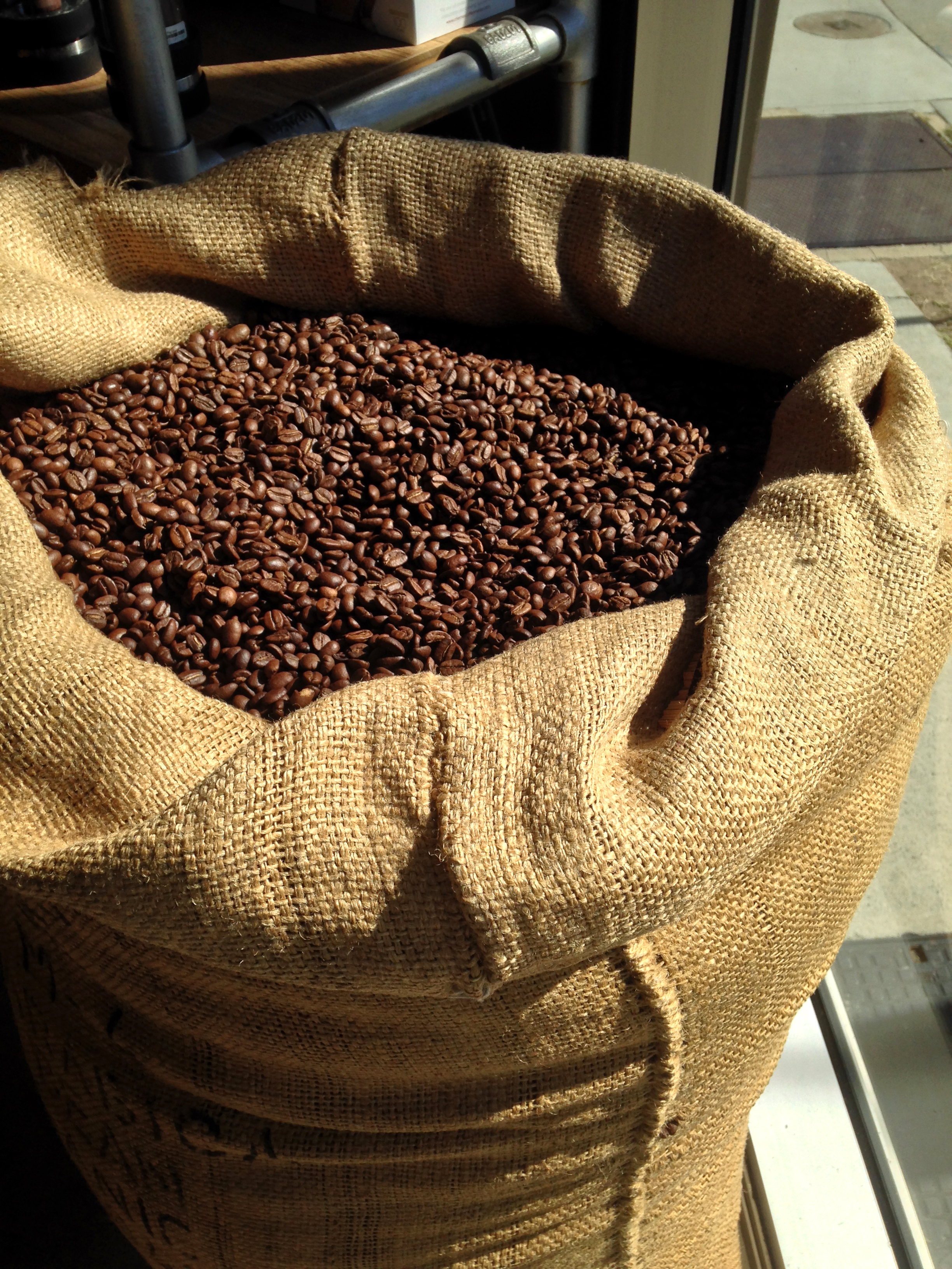 Мешок кофейных зерен. Мешочек с кофейными зернами. Кофе зерно в мешках. Кофе в зернах в мешках. Мешок кофейных зерен большой.