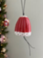 Χειροποίητη χριστουγεννιάτικη κεραμική καμπάνα Striped Red με κόκκινες ρίγες, ζωγραφισμένη στο χέρι.