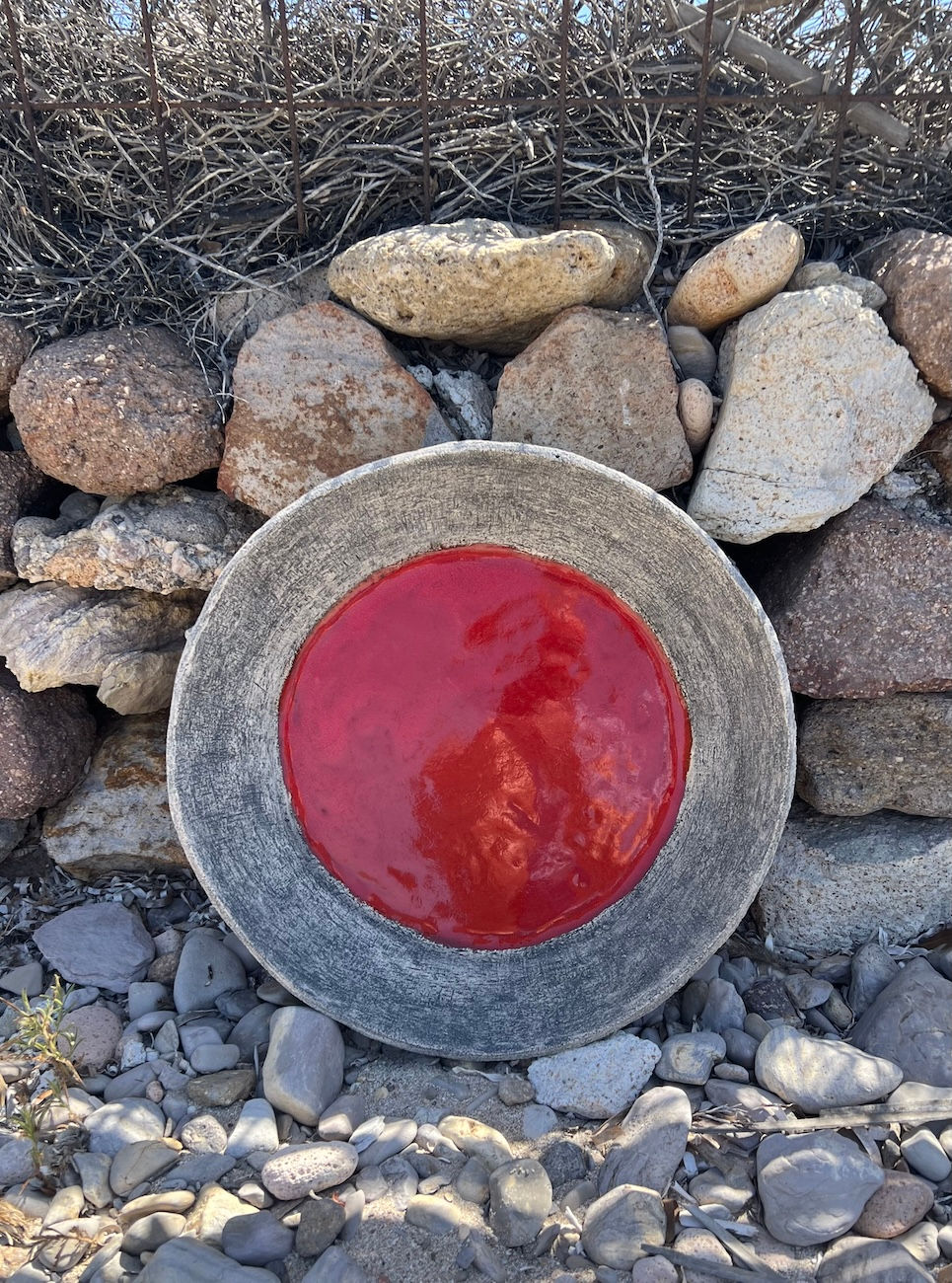 διακοσμητική κεραμική πιατέλα Red spot σε φυσικό περιβάλλον