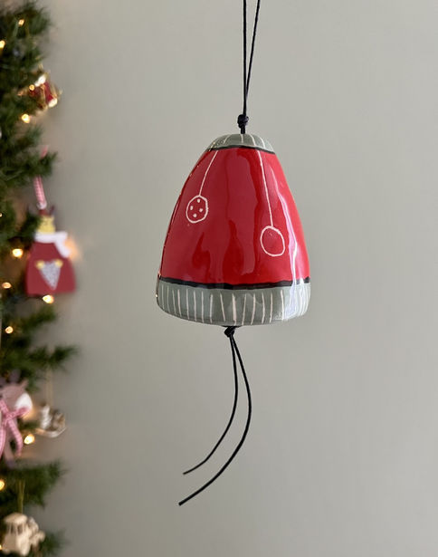 Χειροποίητη χριστουγεννιάτικη κεραμική καμπάνα Festive Ring, ζωγραφισμένη στο χέ