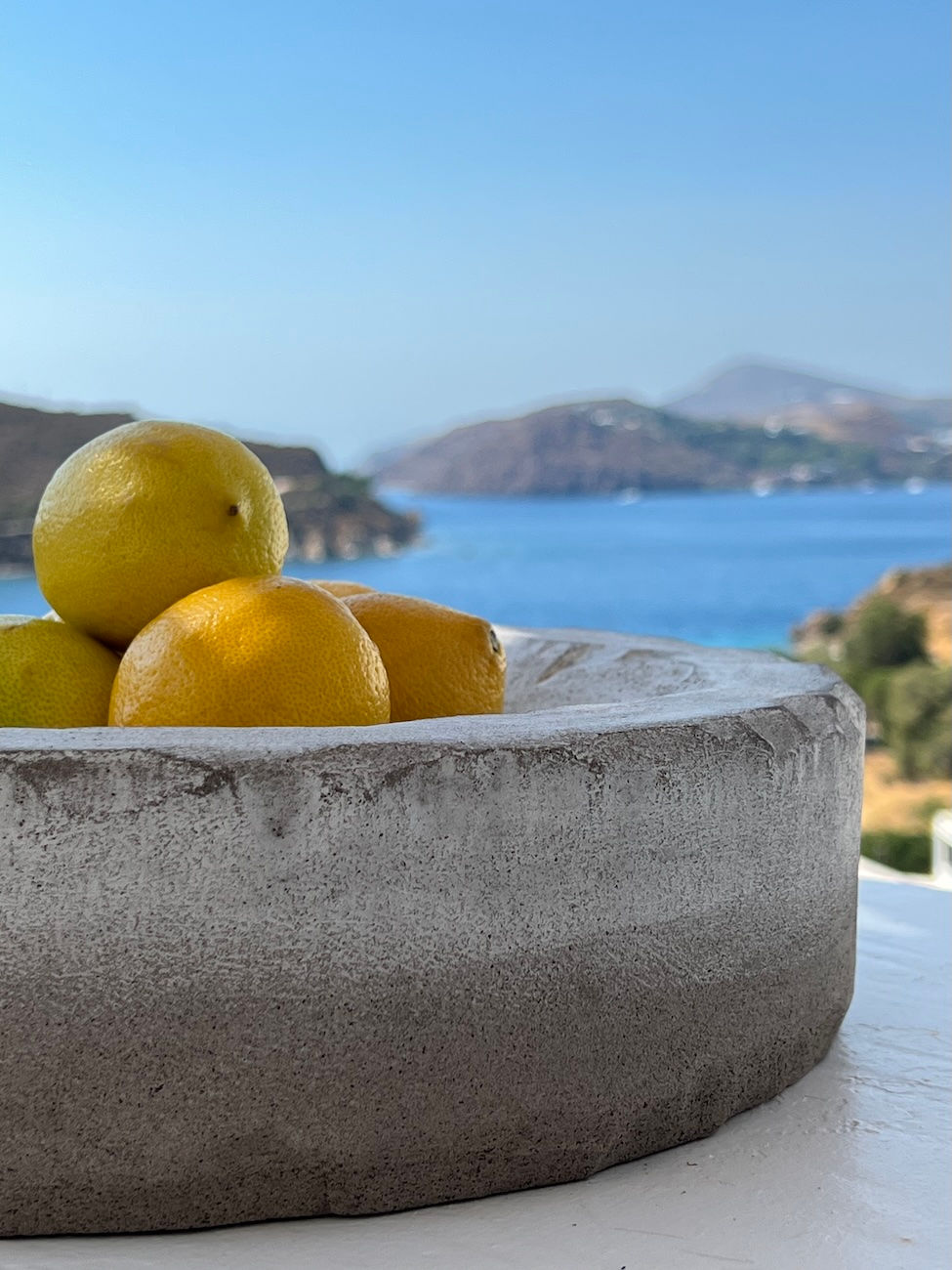 κεραμικά διακοσμητικά με φυσικές υφές και minimal αισθητική