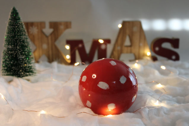 κόκκινη κεραμική χριστουγεννιάτικη μπάλα με λευκές λεπτομέρειες