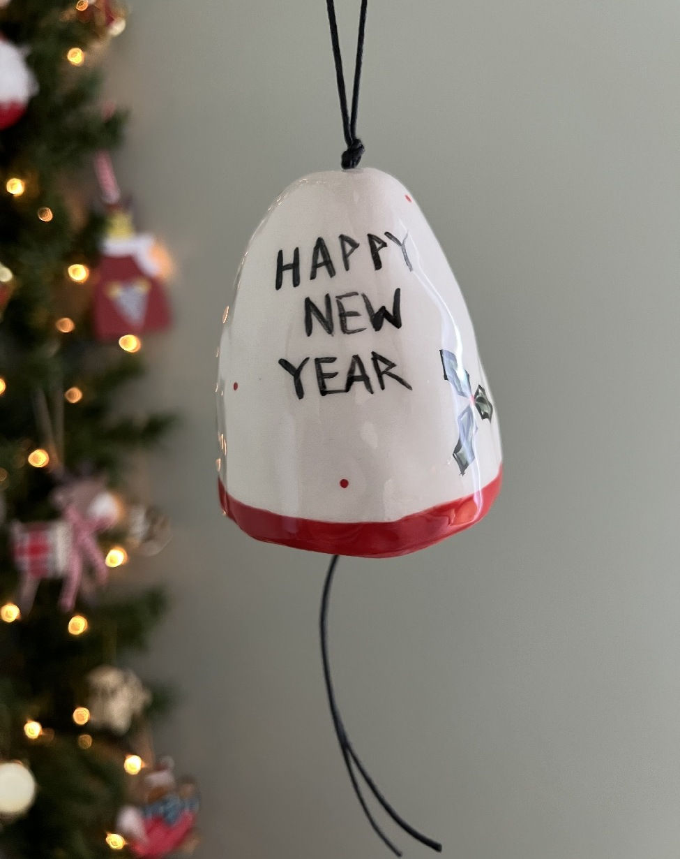 Χειροποίητη χριστουγεννιάτικη κεραμική καμπάνα New Year, ζωγραφισμένη στο χέρι.