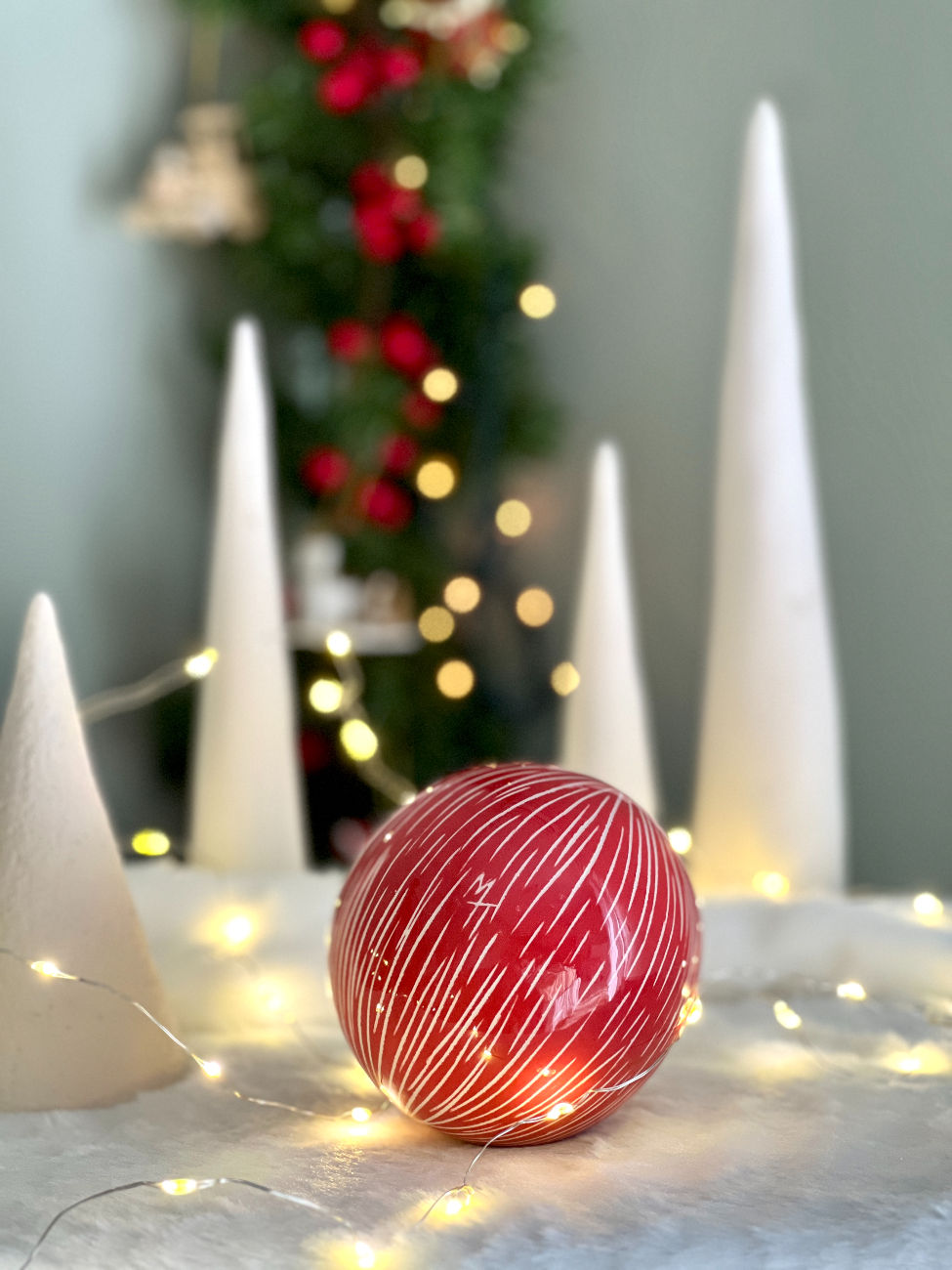 χειροποίητη χΧριστουγεννιάτικη κεραμική μπάλα σε κόκκινο χρώμα με λευκές γραμμές