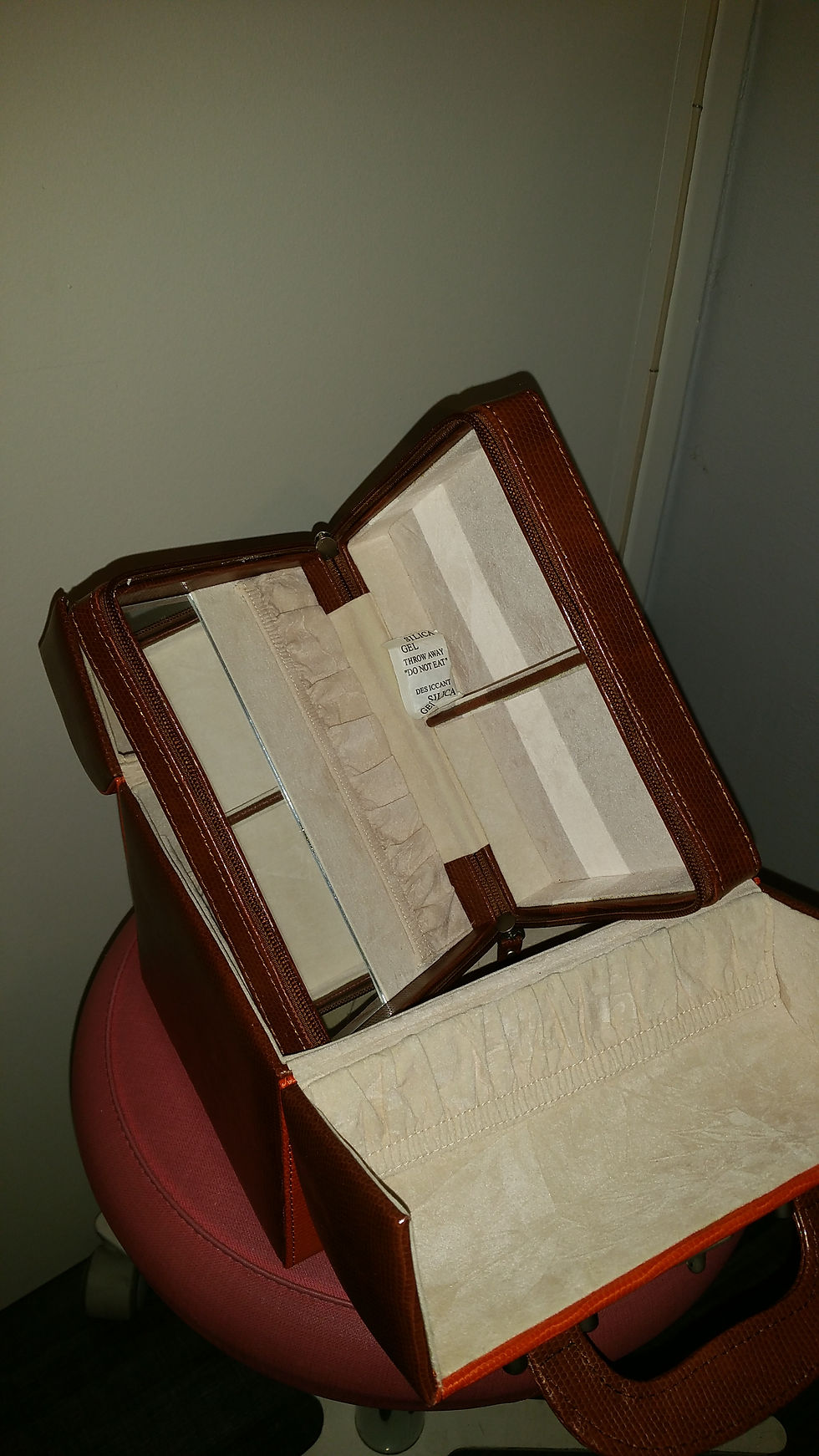 Miniature : BEAUTY CASE MARRON POIGNEE ORANGE Couleur Caramel