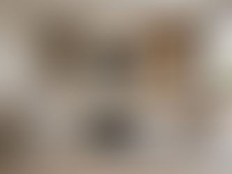 הדמיה באיכות גבוהה של סלון ביתי מואר בסגנון מודרני עם ספת בד בהירה, רצפת פרקט ועיצוב נעים