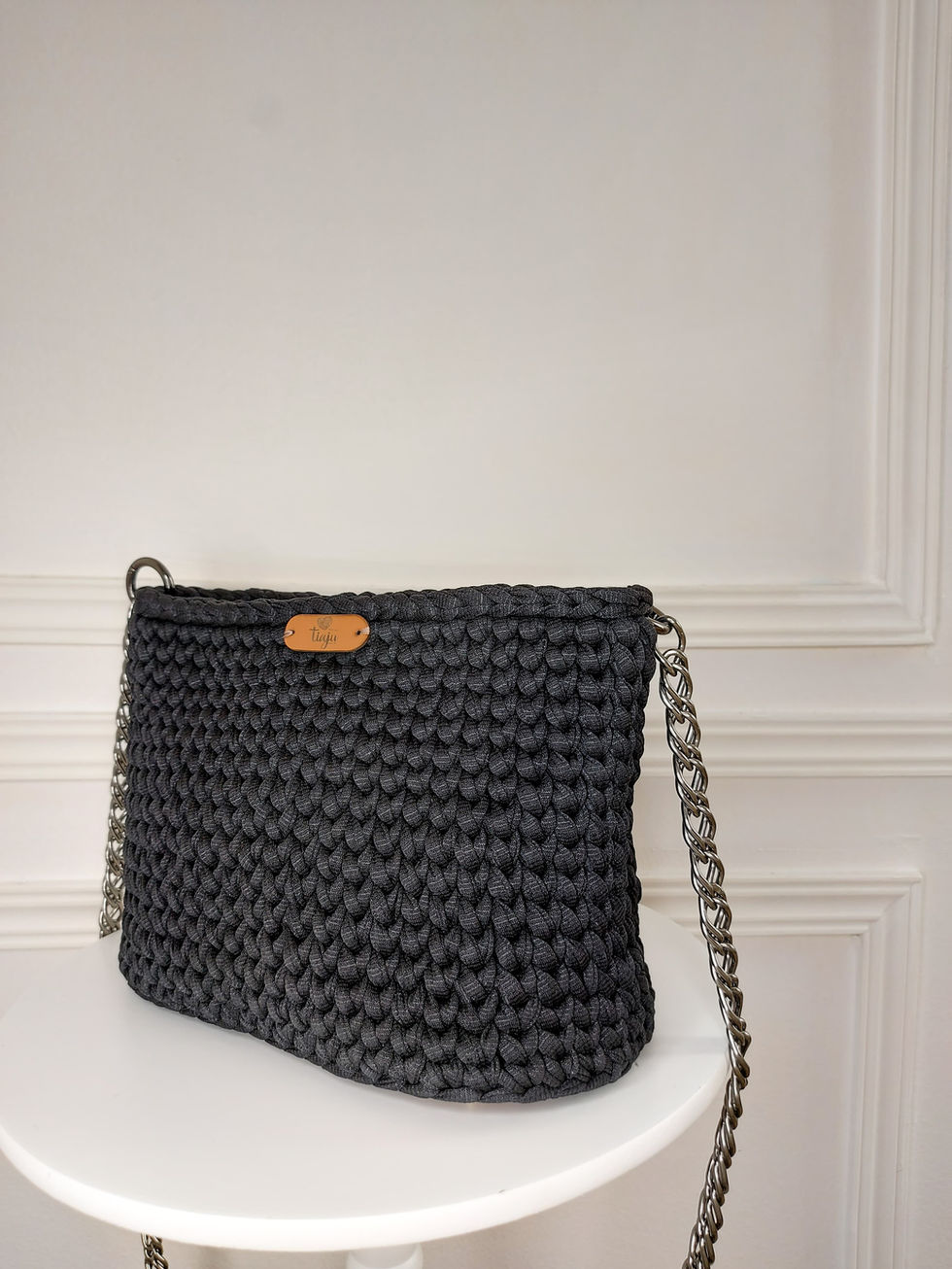 Bolsa em crochê com fio de malha na cor preto, alça de corrente na cor chumbo.